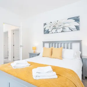 modern-2-bedroom-apartment-next-to-bay-with-parking.cardiffhotelswales.com/