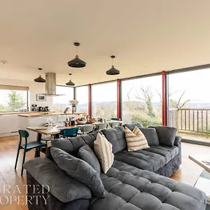 Stunning 5 Bedroom With Garden & Panoramic Views! Holiday home